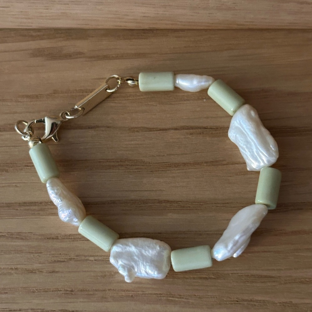 Machete pearl and green beaded bracelet
